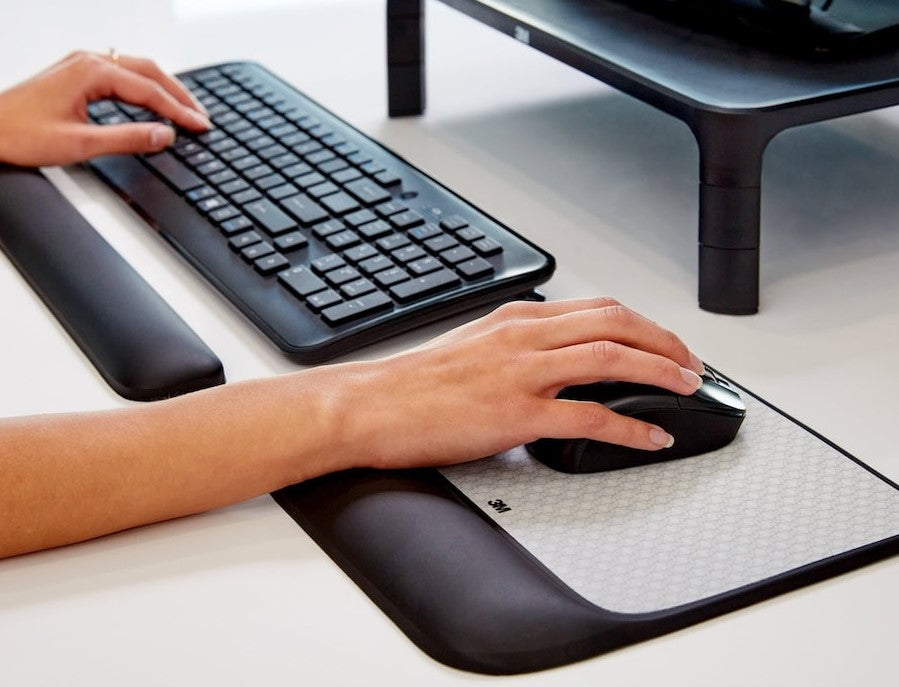 3M Precise Mouse Pad With Gel Wrist Rest (Black) — Being Shipped