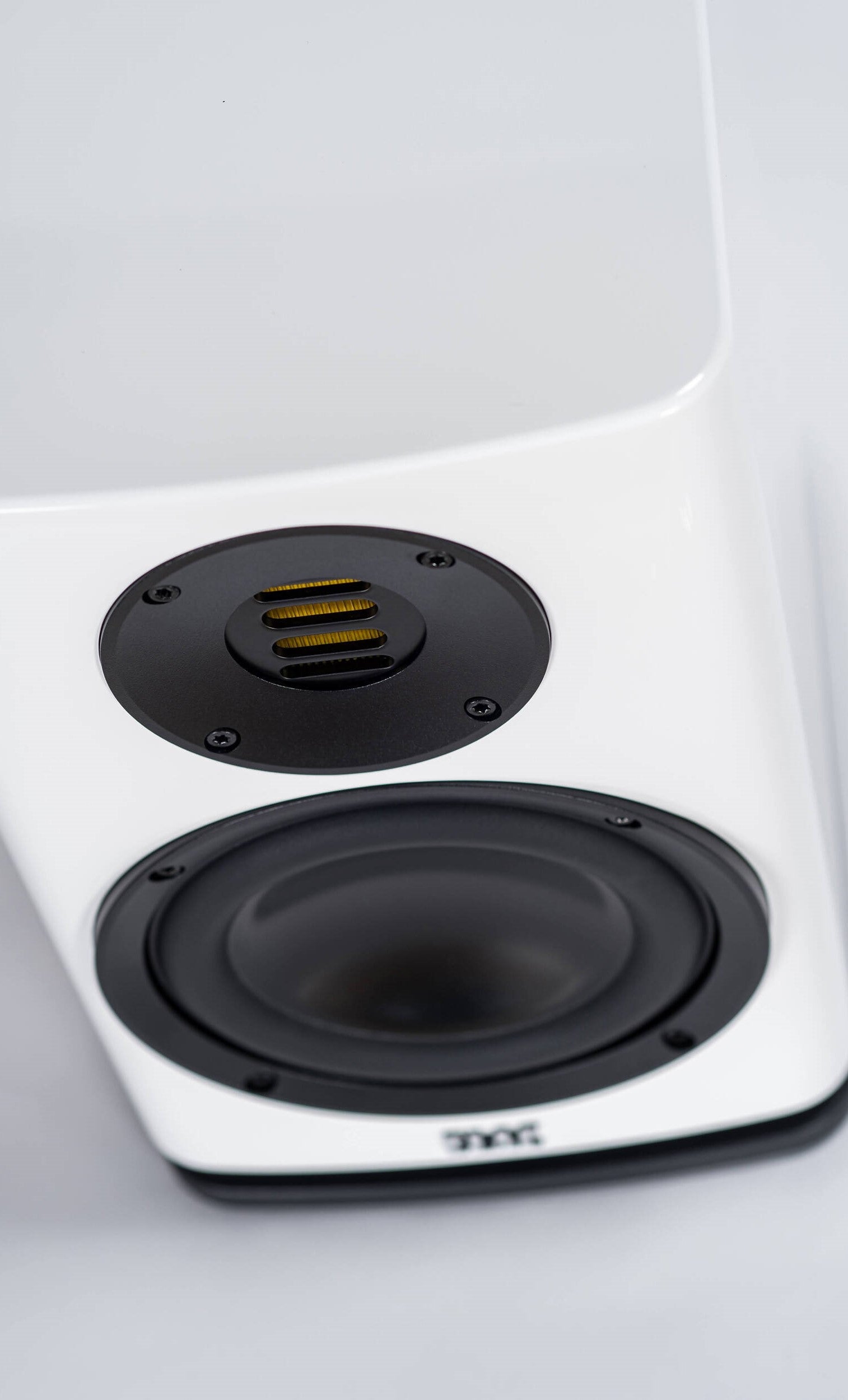 ELAC Solano BS 283 Two-Way Bookshelf Speakers (Gloss White, Pair) — Being Shipped