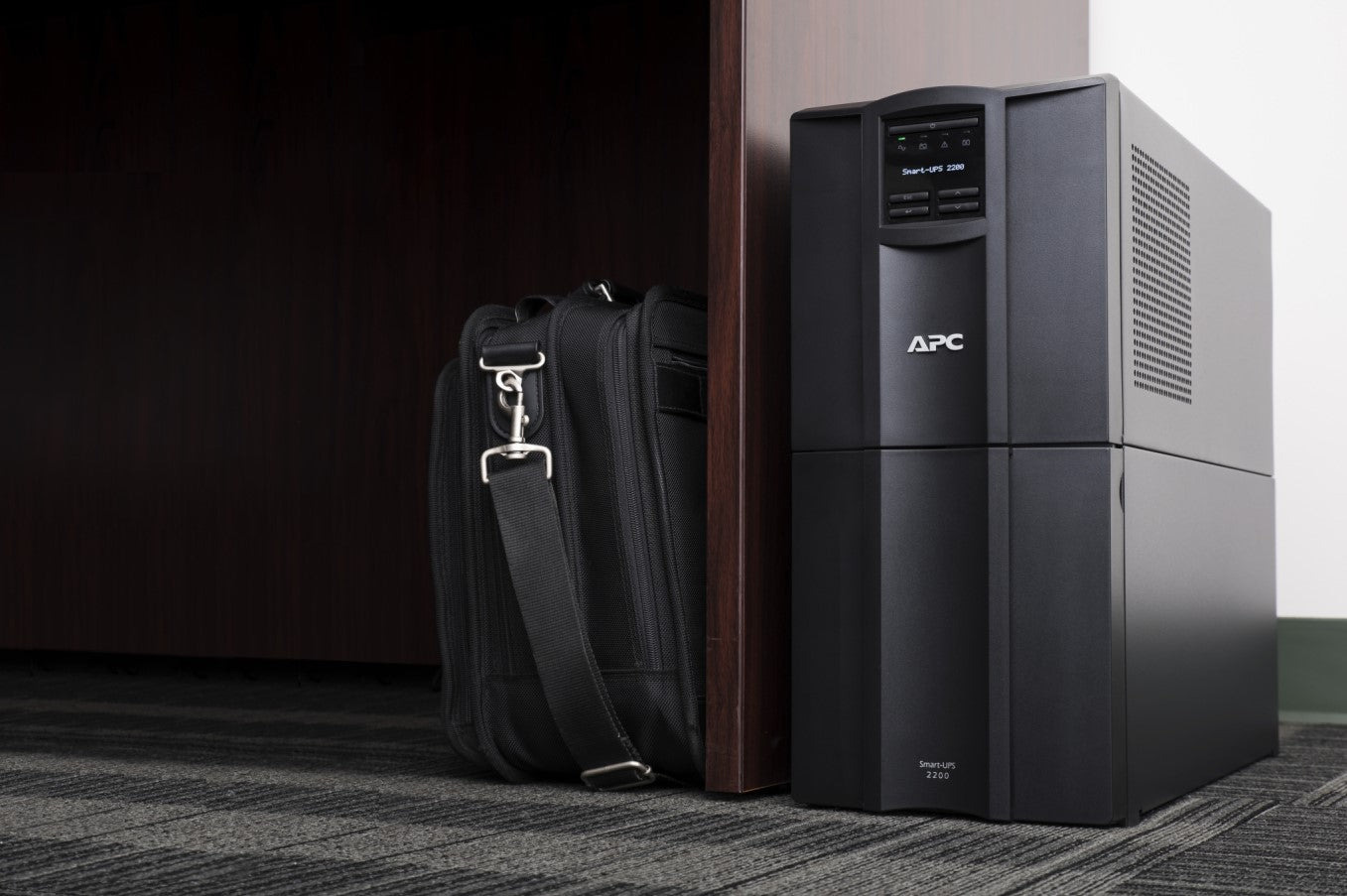 APC Smart-UPS, Line Interactive, 2200VA, Tower, 230V, 8x IEC C13+2x IEC C19 outlets, SmartConnect Port+SmartSlot, AVR, LCD — Being Shipped