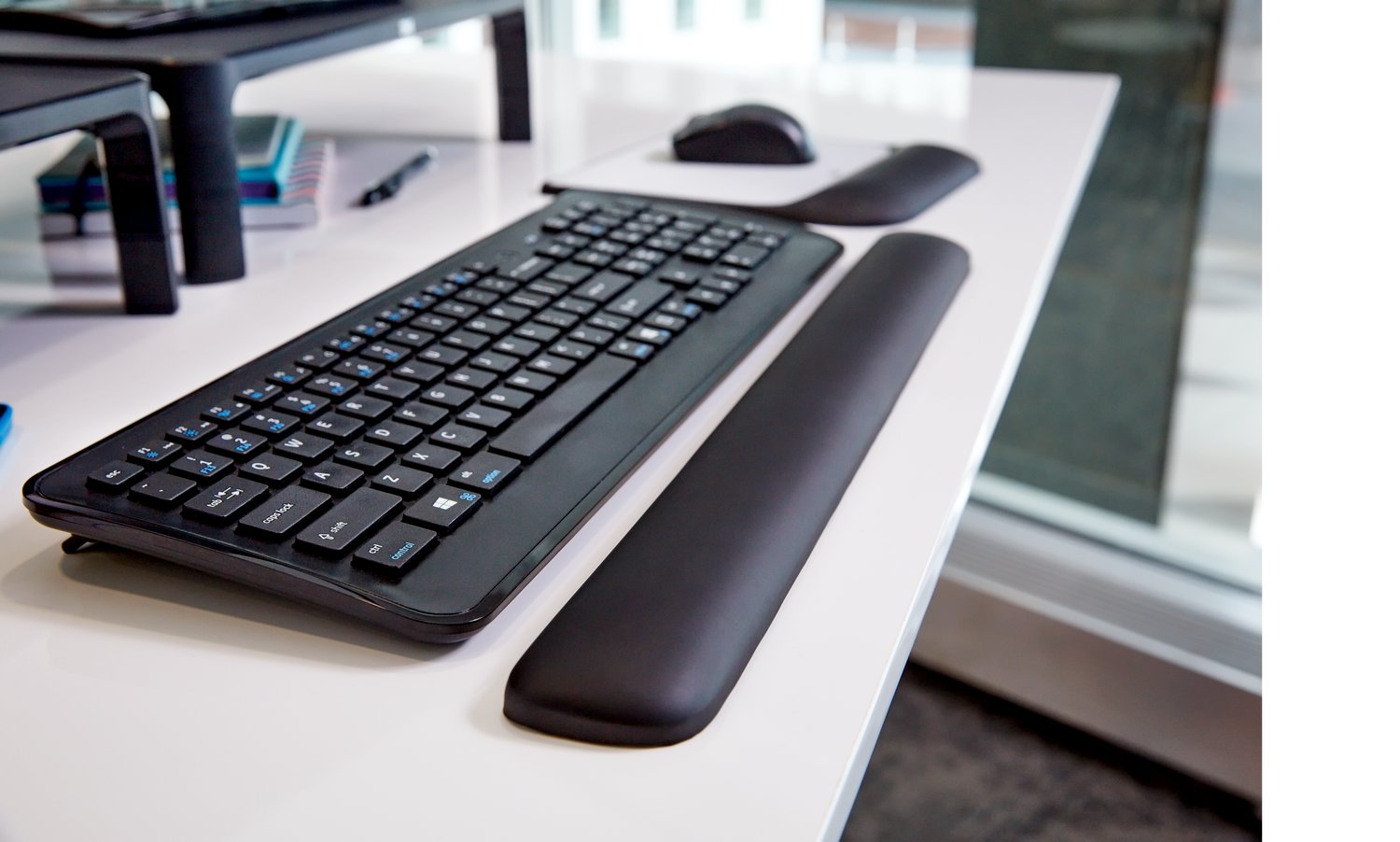 3M Gel Wrist Rest for Keyboard WR85B (Black) — Being Shipped